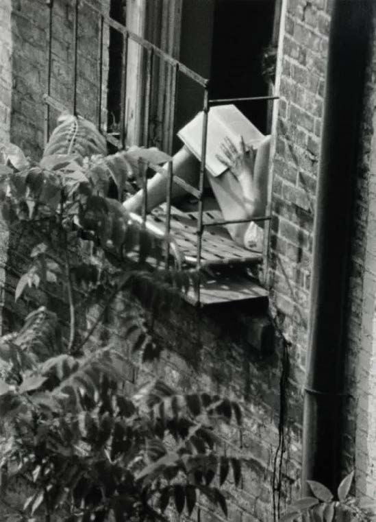 André Kertèsz, Donna che legge, New York, 1963