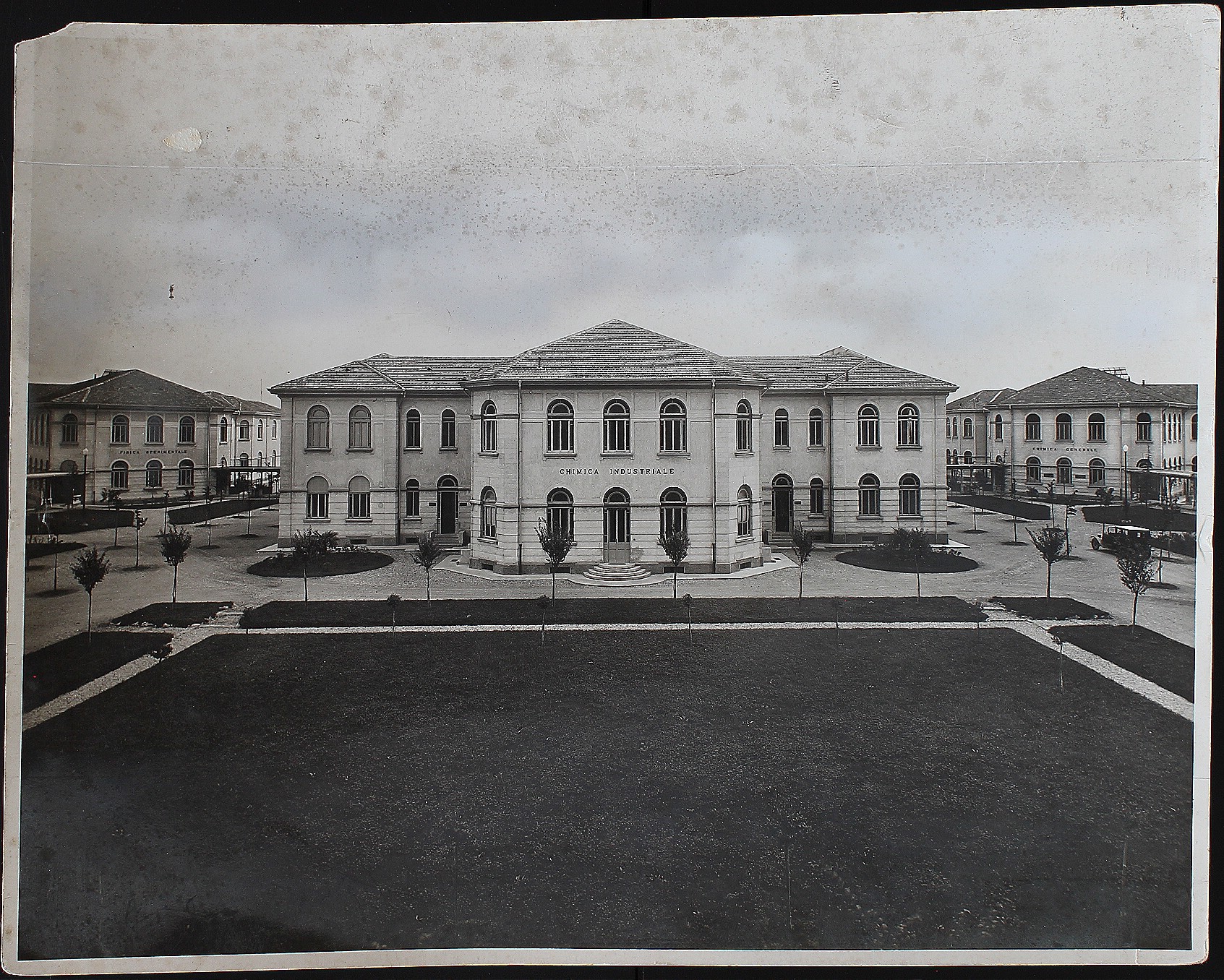Istituto di Chimica Generale e Inorganica (1927). Collocazione archivistica: Archivi Storici Politecnico di Milano - Archivio Storico di Ateneo, Miscellanea Fotografica, Album V 5