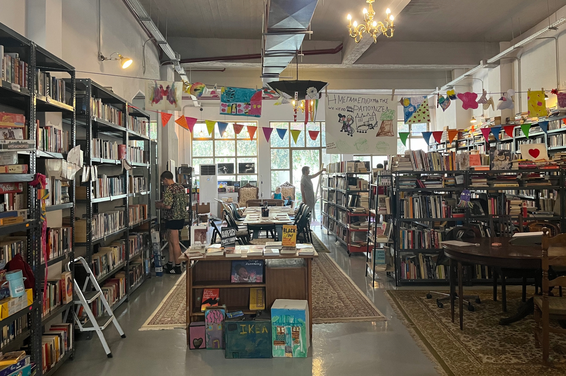 La biblioteca We Need Books di Atene