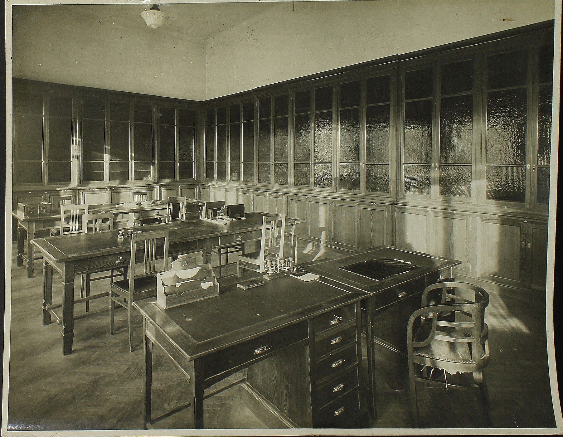 Laboratorio di Chimica generale (Prof. Bruni). Biblioteca (1927). Collocazione archivistica: Archivi Storici Politecnico di Milano - Archivio Storico di Ateneo, Miscellanea Fotografica, Album V 5