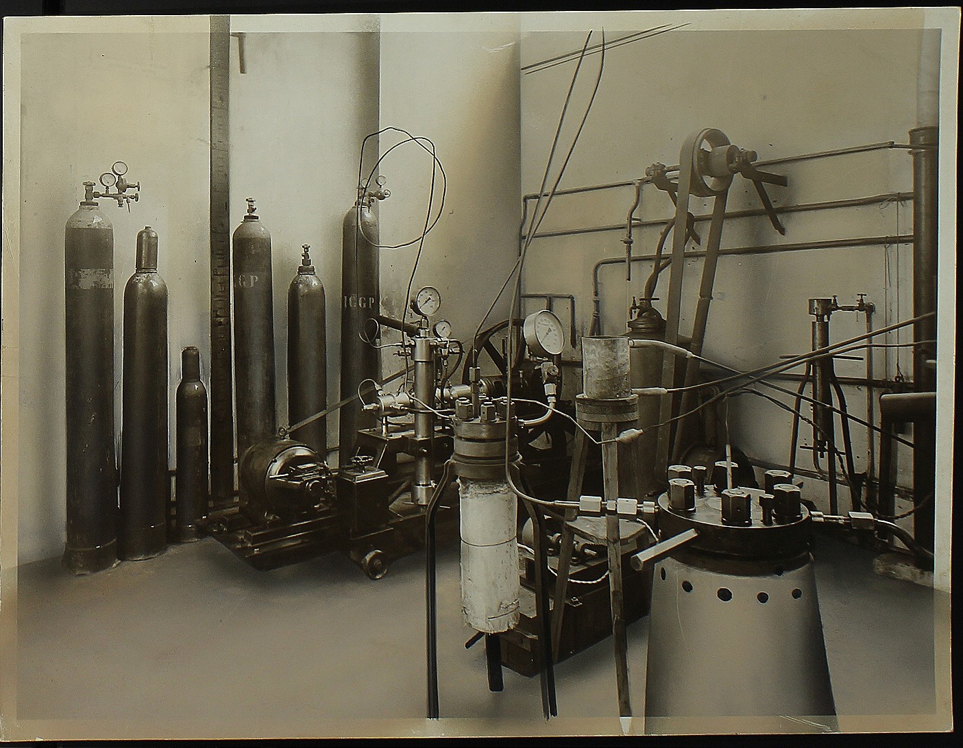 Impianto sperimentale per le sintesi organiche sotto alta pressione (1933). Collocazione archivistica: Archivi Storici Politecnico di Milano - Archivio Storico di Ateneo, Miscellanea Fotografica, Album V 5